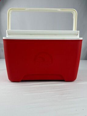 Igloo Red Cooler “Island Breeze” 9 QT Made in the USA